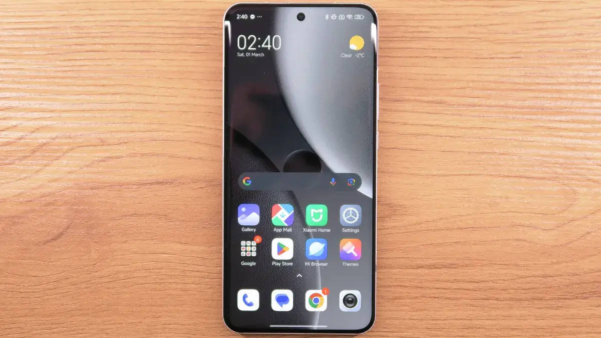 Přední strana Xiaomi 15 Ultra s aktivním displejem zobrazujícím domovskou obrazovku s ikonami aplikací a minimalistickým tapetovým designem.