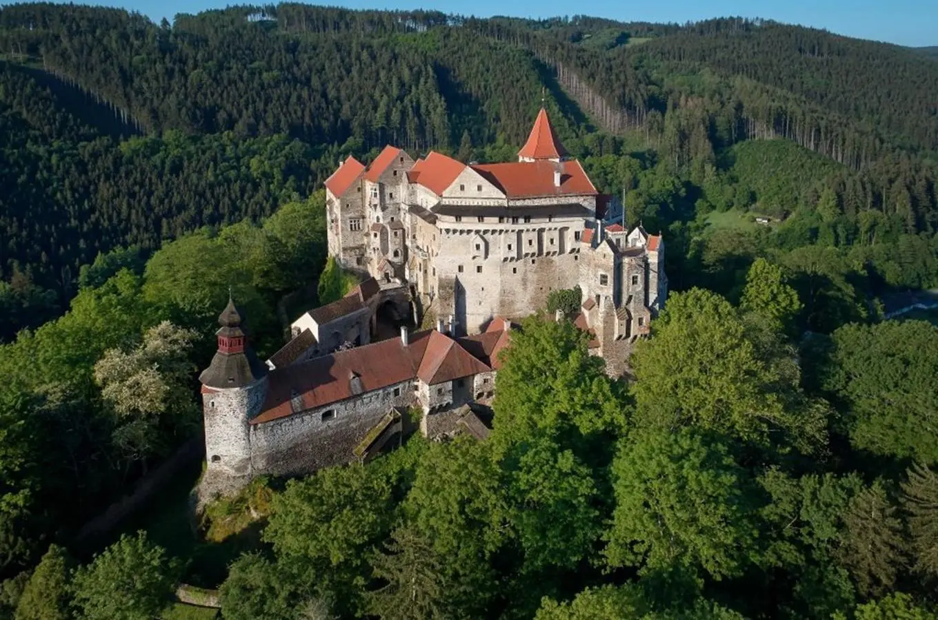 Hrad Pernštejn, přezdívaný „mramorový hrad“, je středověká pevnost v lesích Moravy. Díky své nedobytnosti a strategické poloze hrál klíčovou roli v obraně regionu po staletí.