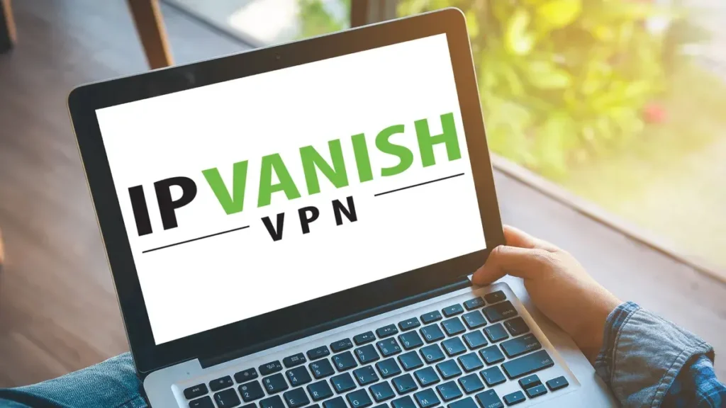 Notebook zobrazující logo IPVanish VPN, ilustrace používání VPN služby pro bezpečné a anonymní připojení k internetu.