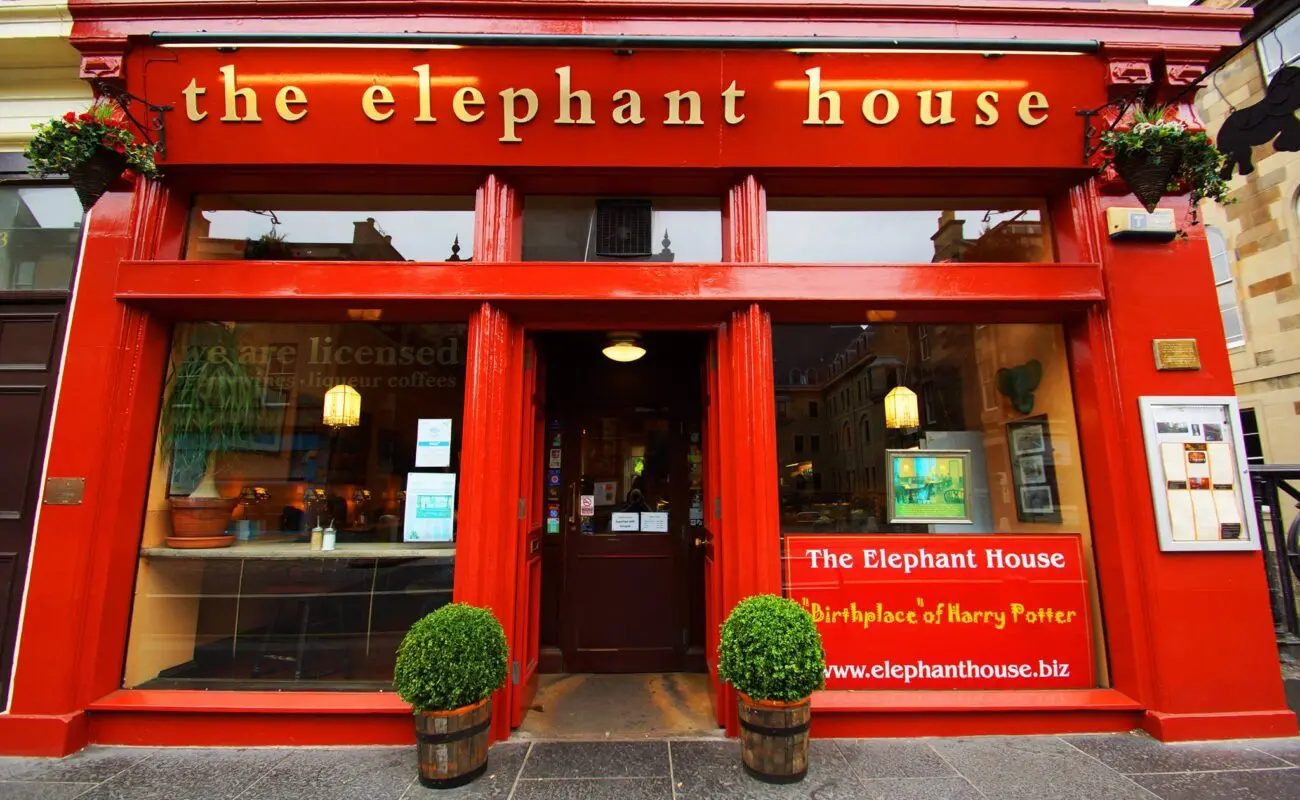 Kavárna The Elephant House v Edinburghu s červenou fasádou, známá jako místo, kde J.K. Rowlingová psala první knihy o Harrym Potterovi.