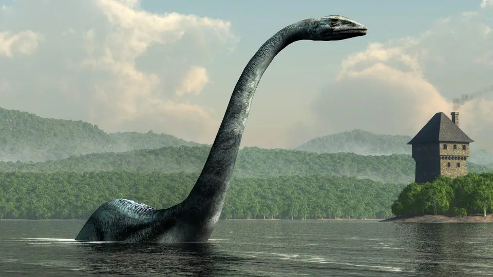 Umělecká ilustrace legendární Lochnesské příšery (Nessie) vyčnívající z vody s mlhavou skotskou krajinou v pozadí.